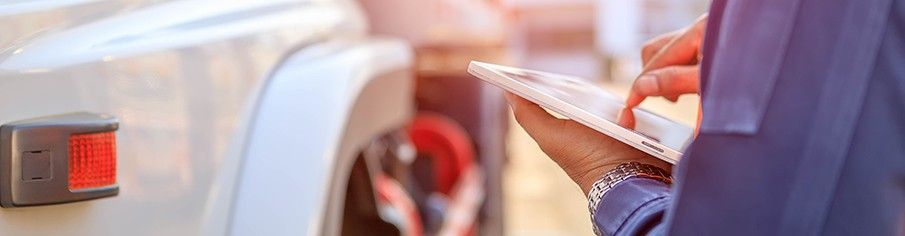 Employé de Penske avec une tablette