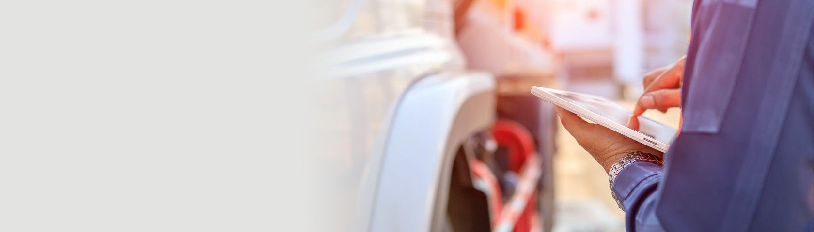 Employé de Penske avec une tablette